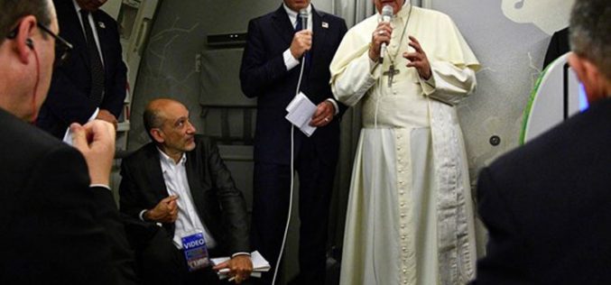 На враќање од Бангладеш Папата одржа прес конференција во авионот
