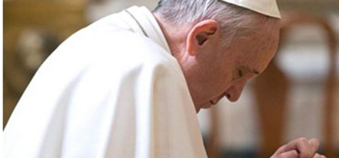 Папата на Твитер повика на молитва за прогонетите христијани