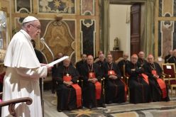 Папата: Теологијата се проучува коленичејќи