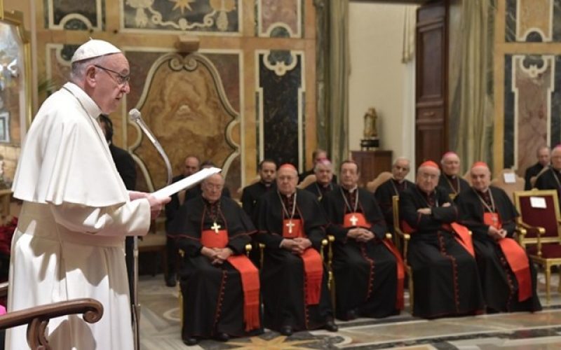 Папата: Теологијата се проучува коленичејќи