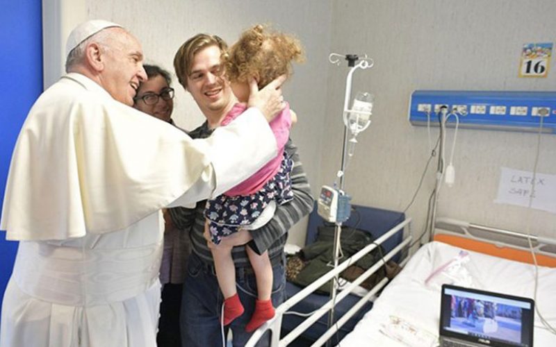 Папата Фрањо ненадејно ја посети болницата „Бамбино Џезу“