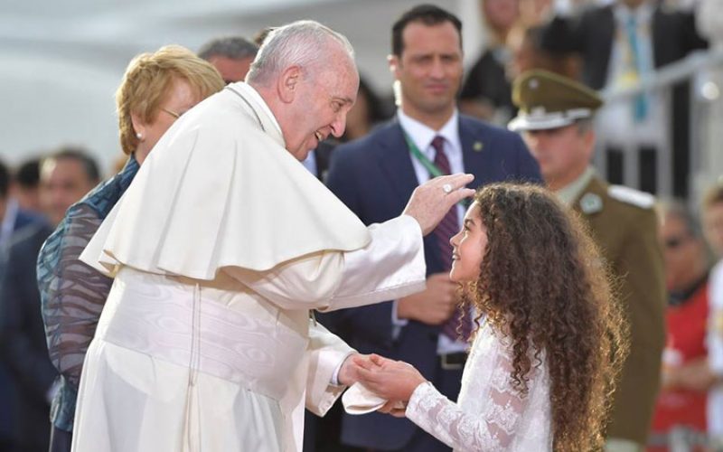 Папата Фрањо пристигна во Сантијаго