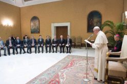 Папата се сретна со мала група Језиди