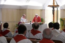 Папата: Да се поклонуваме на Бог во тишина