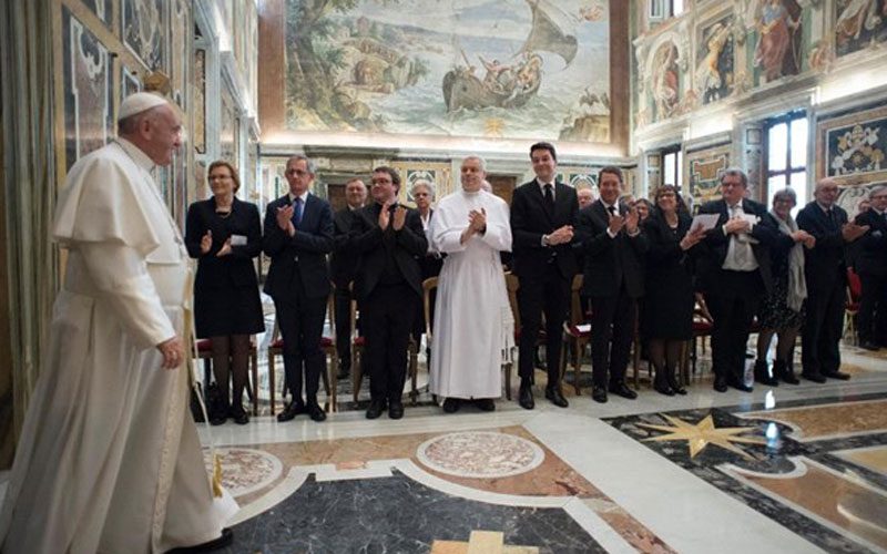 Папата се сретна со членови на здружението Pro Petri Sede