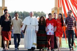 Папата до младите: Не се сокривајте зад екраните