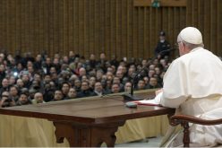 Папата до свештениците и богословите: Слушајте го Светиот Дух