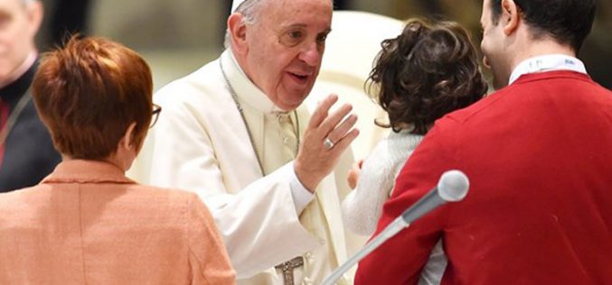 Папата упати Твитер порака до татковците