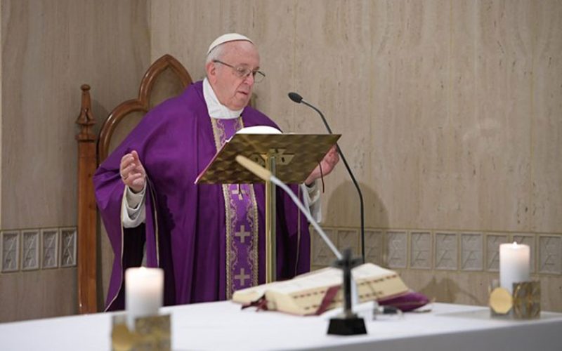 Папата: Во тешките моменти да го свртиме погледот кон крстот