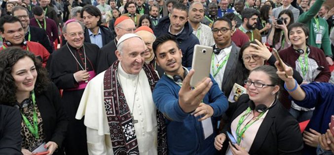 Папата на Твитер: Драги млади бидете оружје на мирот и радоста