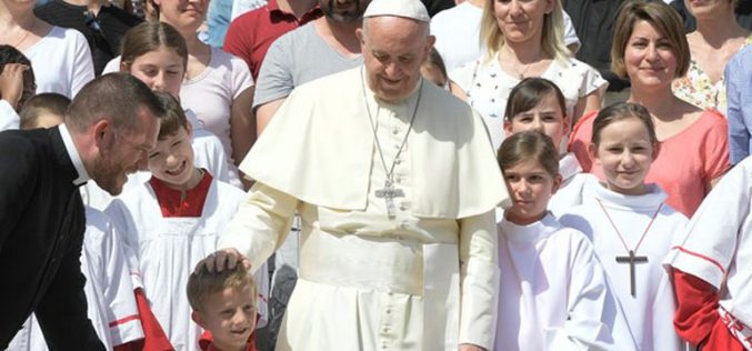 Папата: Крштението ни помага против силите на злото