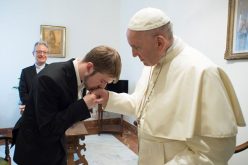 Папата длабоко погоден од смртта на Алфи Еванс