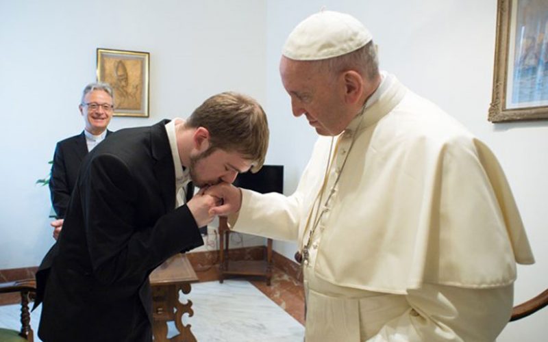 Папата длабоко погоден од смртта на Алфи Еванс