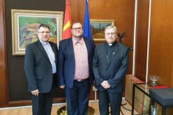 Епископот Стојанов се сретна со министерот Алаѓозовски
