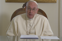 Папата до млaдите: Не плашете се да бидете свети