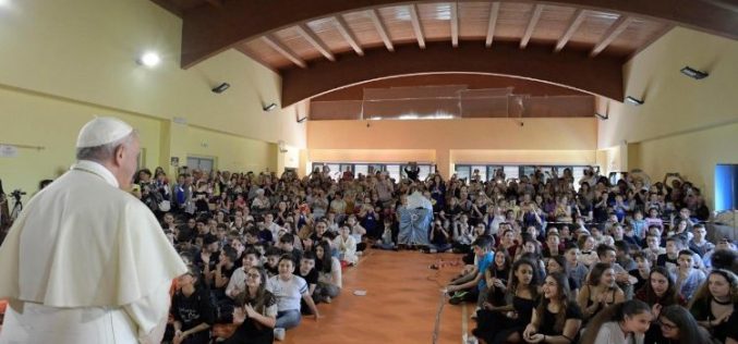 Петок на милосрдието: Папата Фрањо посети училиште во Рим