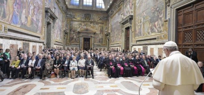 Папата: Постои нераскинлива врска помеѓу етиката и економските системи