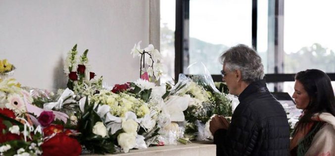 Андреја Бочели на молитва во Фатима