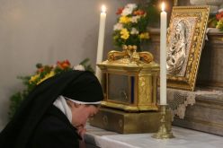 Обожавање на Пресветата Евхаристија кај сестрите Евхаристинки во Струмица