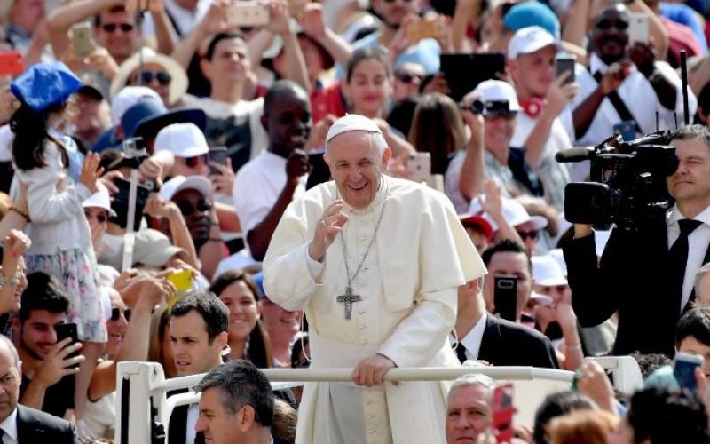 Папата: Да престанеме со озборување