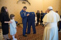 Папата се сретна со космонуати