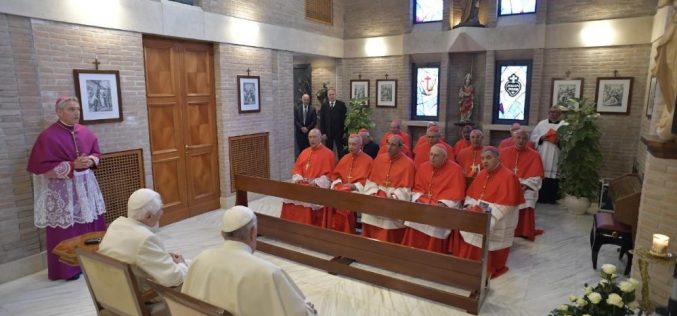 Папата со новите кардинали го посетија почесниот папа Бендикт XVI