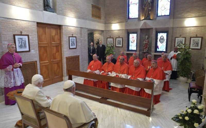 Папата со новите кардинали го посетија почесниот папа Бендикт XVI