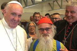 Папата на вечера со сиромашните во чест на кардинал Крајевски