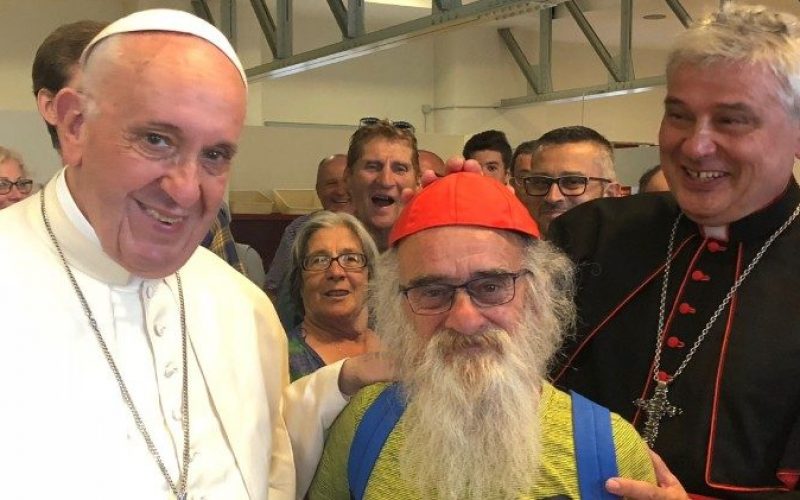 Папата на вечера со сиромашните во чест на кардинал Крајевски