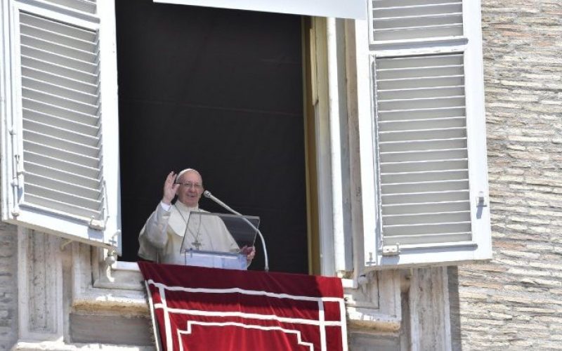 Папата Фрањо: Никој не е илегален за Исусовото срце