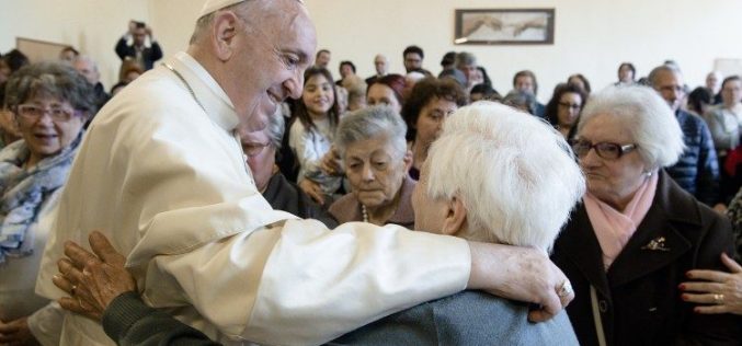 Папата повторно поттикнува на грижа за старите луѓе