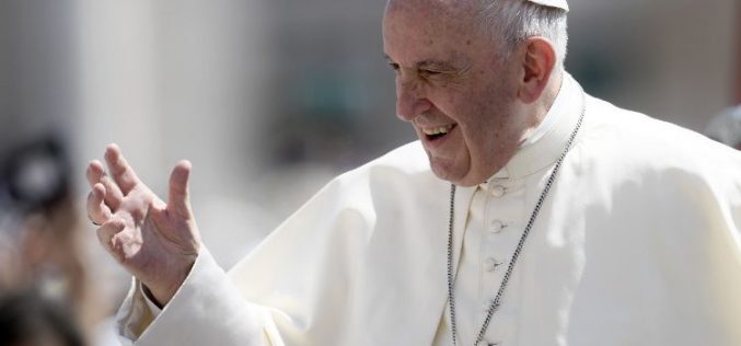 Твитер порака на Папата: Љубовта ги надминува сите тешкотии
