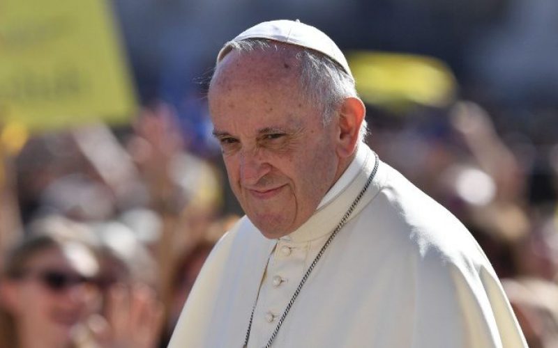 Папата: Да се грижиме за семејството, затоа што од него зависи нашата иднина
