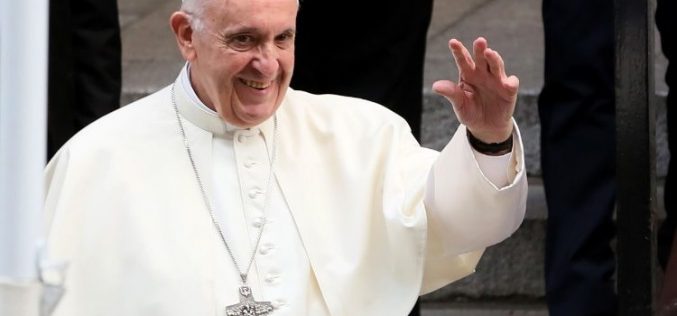 Твитер порака на Папата: На нашиот свет му е потребна револуција на љубовта