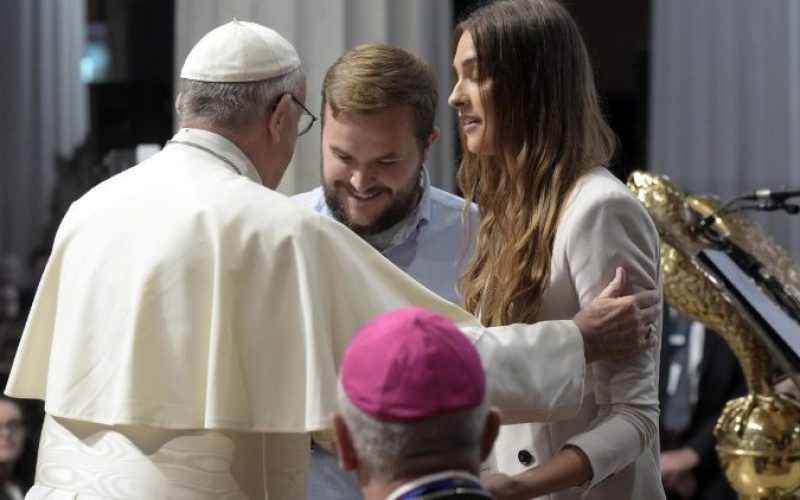 Папата: Верата се пренесува околу домашната трпеза