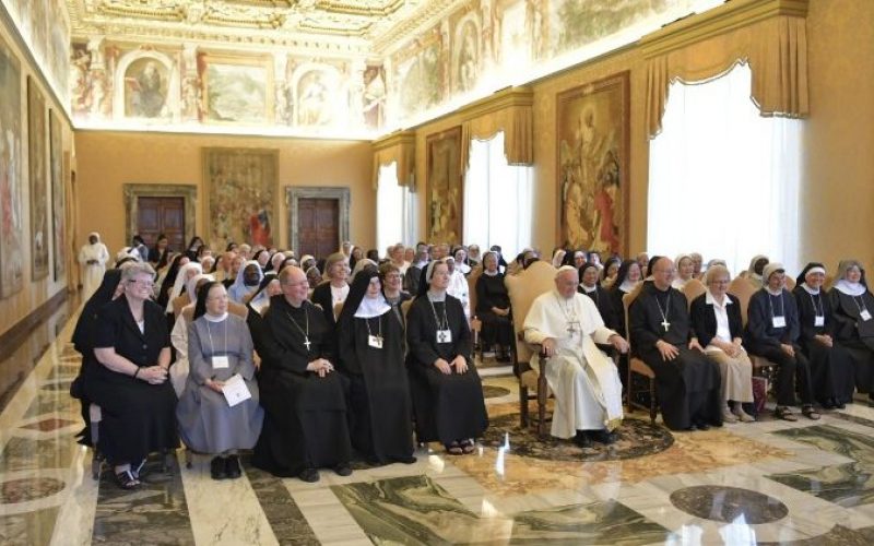 Папата се сретна со сестри бенедиктинки