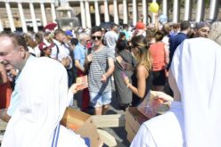 Подарок од Папата – илјадници крстови поделени на плоштадот Свети Петар