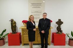 Бискупот Стојанов ја прими европратеничката Петир
