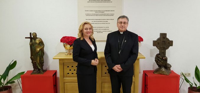 Бискупот Стојанов ја прими европратеничката Петир