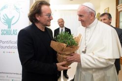 Папата го прими пејачот Боно Фокс