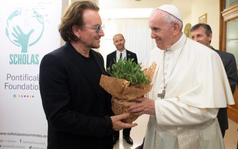 Папата го прими пејачот Боно Фокс