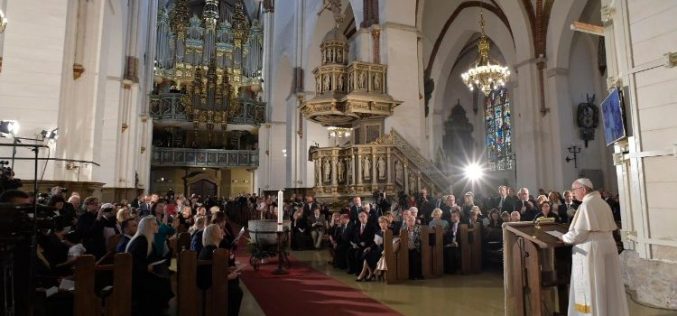 Папата во Рига: Господ нѐ повикува да го живееме единството мисионерски