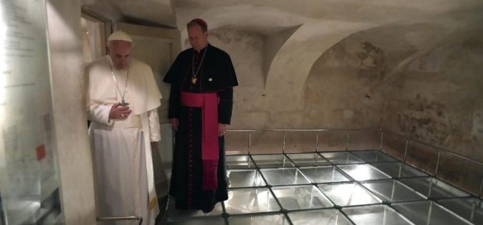 Молитва на Светиот Отец во Музејот на окупацијата