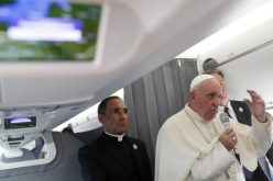 Папата со новинарите во авионот на враќање од Талин
