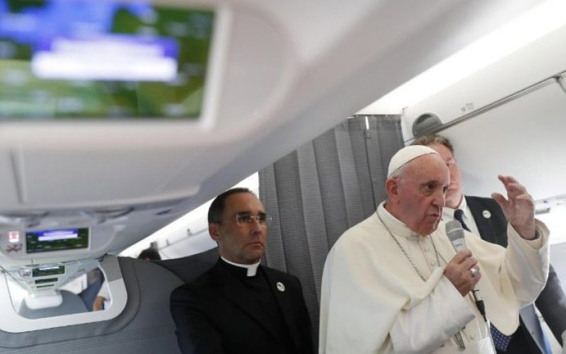 Папата со новинарите во авионот на враќање од Талин