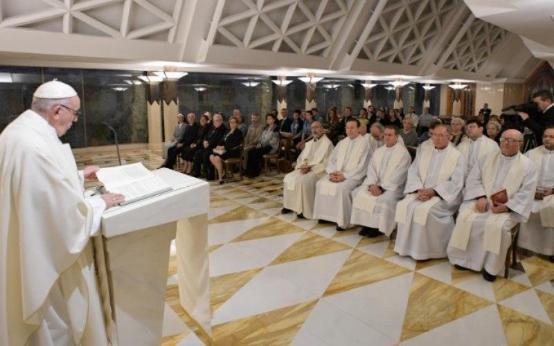 Папата: Да не се плашиме да ги извалкаме рацете