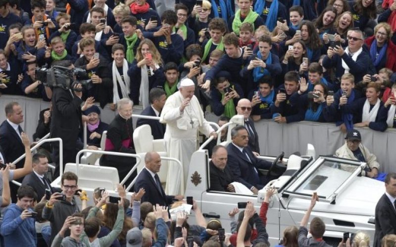 Папата: „Да не се љуби“ е првиот чекор кон убиство