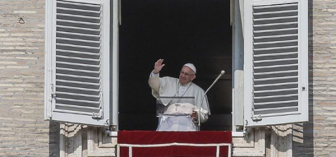 Папата: Служењето е најдобриот лек против болеста за првите места