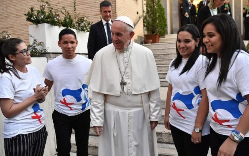 На младите слушатели на синодата Папата им подари „Докат“