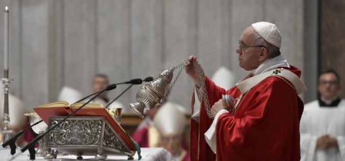 Папата: Животот шири светлина ако се троши